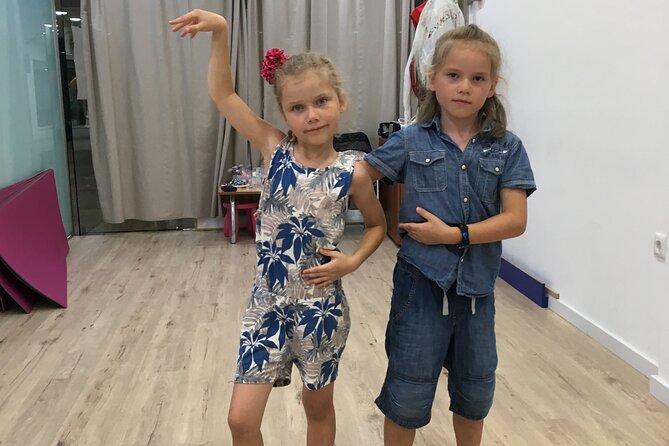 45 minutes flamenco dance class for family in Málaga - Why the props matter for children