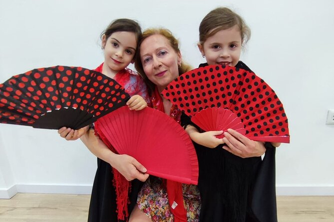 45 minutes flamenco dance class for family in Málaga - Basic feet and arms before the fun routine
