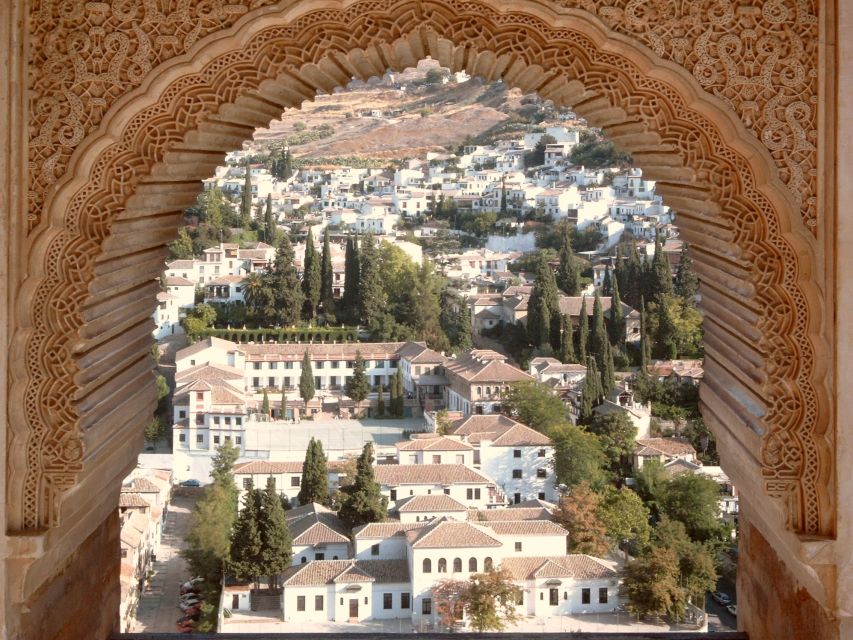 Albaicín & Sacromonte: Tour with Flamenco Show - Walking through the Albaicín’s old Arab Quarter