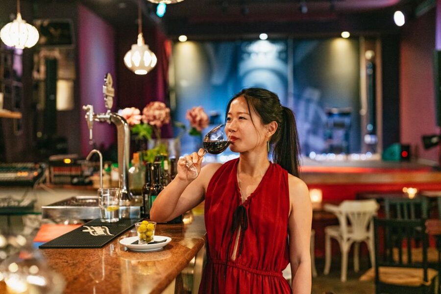 "Algarabía": Flamenco Show at Café Ziryab. Madrid - Café Ziryab compared with a larger tablao