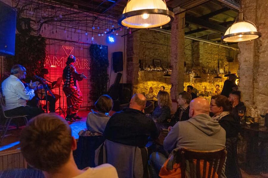 Alicante: Fusion Flamenco Show and Gastronomy at Blacky Bar - A close-up flamenco show instead of a big stage