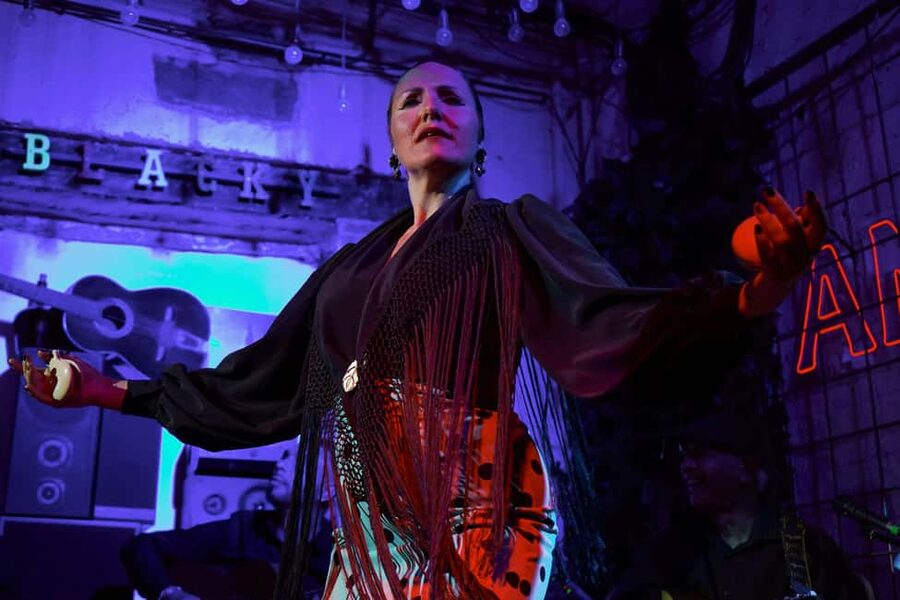 Alicante: Fusion Flamenco Show and Gastronomy at Blacky Bar - The music: singer, guitar, and dancer