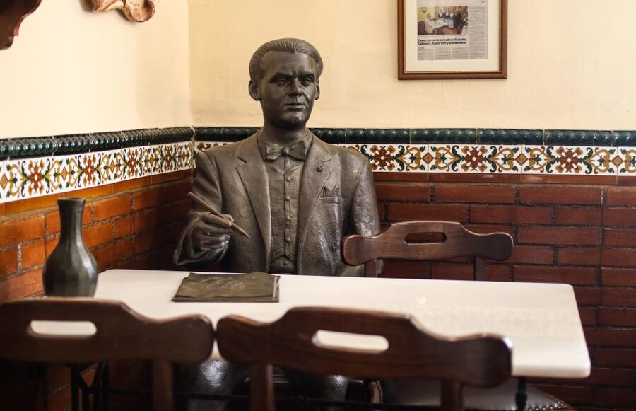 Authentic Flamenco Show & Tapas Tour in Granada - What the guide adds to the evening