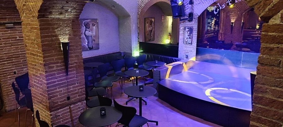Barcelona: Exclusive Flamenco Show at El Paraigua with Drink - Live singing and virtuoso guitar