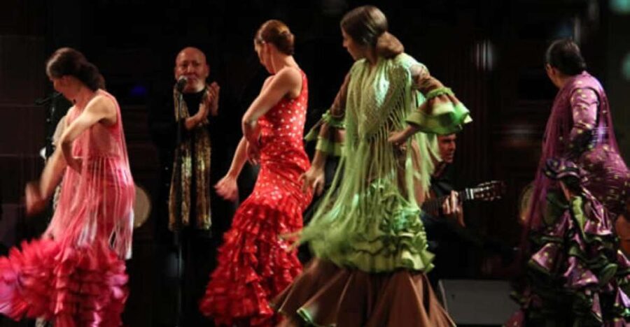 Barcelona: Flamenco at El Patio Andaluz with Optional Dinner - A small room with a very close view