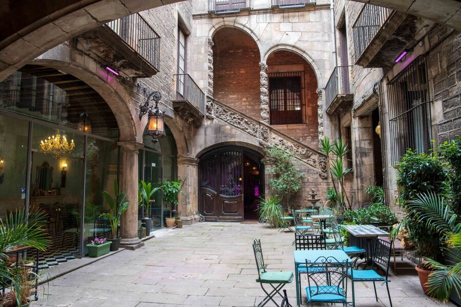 Barcelona: Flamenco Show at Palau Dalmases - Why the guitar and singing matter