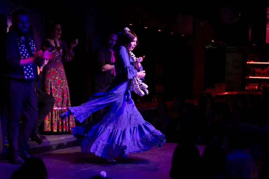 Barcelona: Flamenco Show with Drink Option at La Rambla - What makes El Duende different from a large theater show