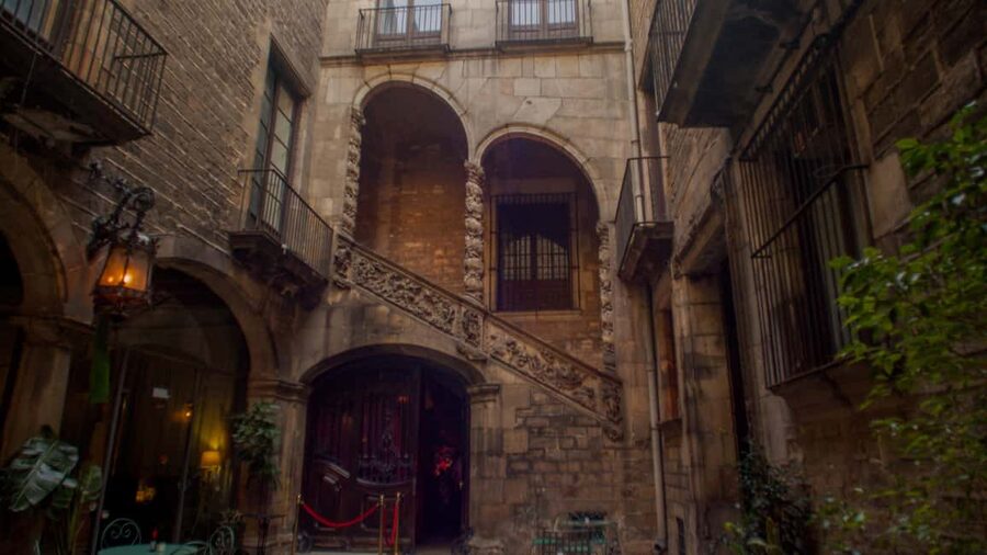 Barcelona: Old Town Artistic Tour & Flamenco Show - El Raval, from street art to old institutions