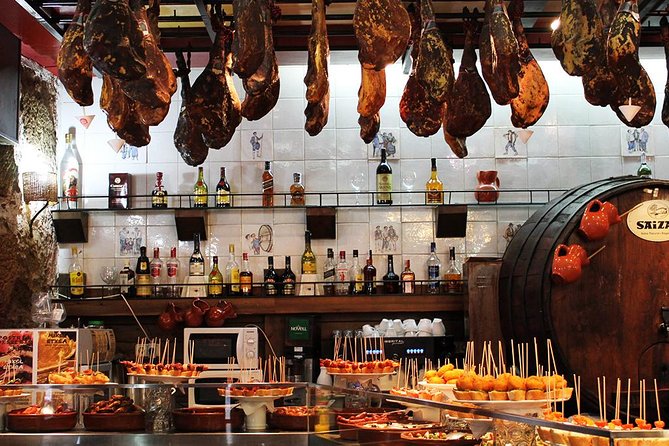 Barcelona Old Town Night Small Group Tour with Tapas & Flamenco - Why this works well on a first night