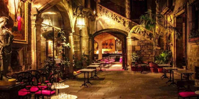 Barcelona: Private Tapas & Wine with Flamenco Show Old Town - The guides make a real difference