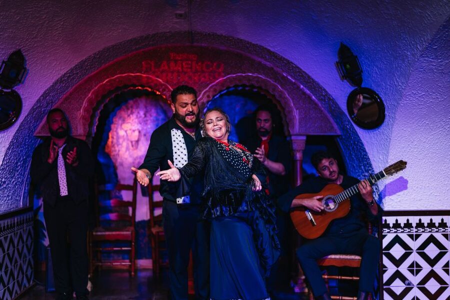 Barcelona: Tablao Flamenco Cordobes with Food/Drink Options - Choosing the right food option