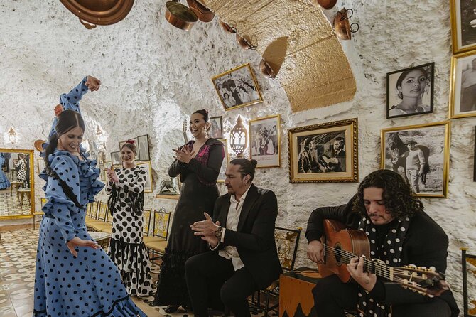 Flamenco show at Cueva Los Amayas, in Sacromonte - Inside the whitewashed cave
