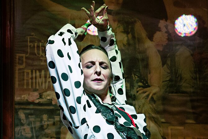 Flamenco Show in Seville at Bar and Tapas - Finding the right seat in a very small room