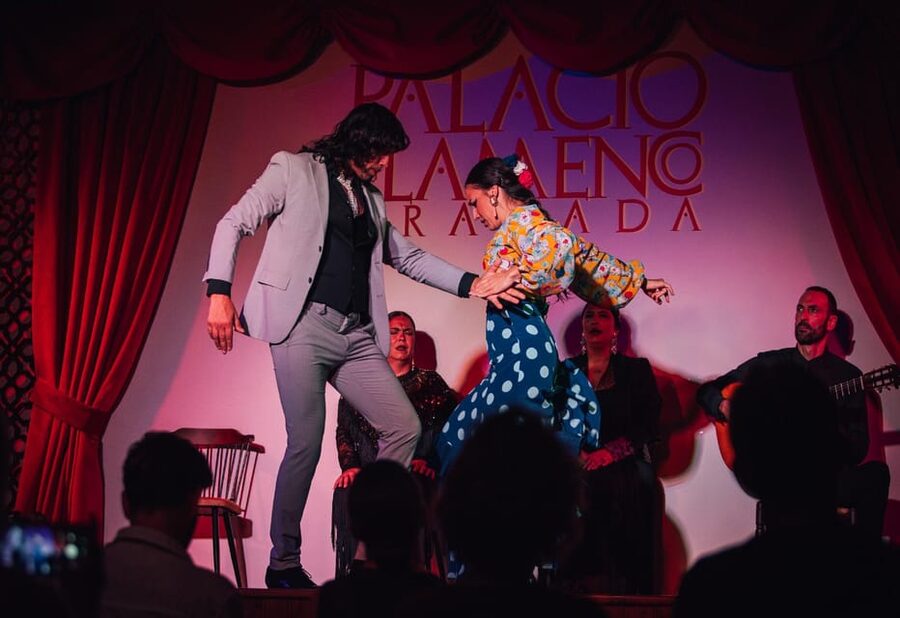 Granada: 1-Hour Traditional Flamenco Show at Palacio - What the small audience changes