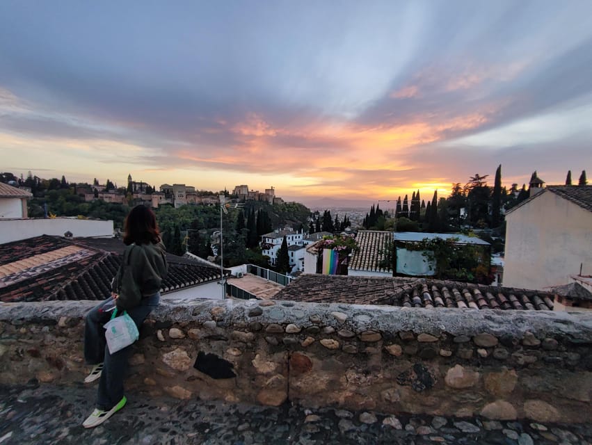 Granada: Albaicín and Sacromonte Sunset Tour & Flamenco Show - Walking into Albaicín for old Granada views