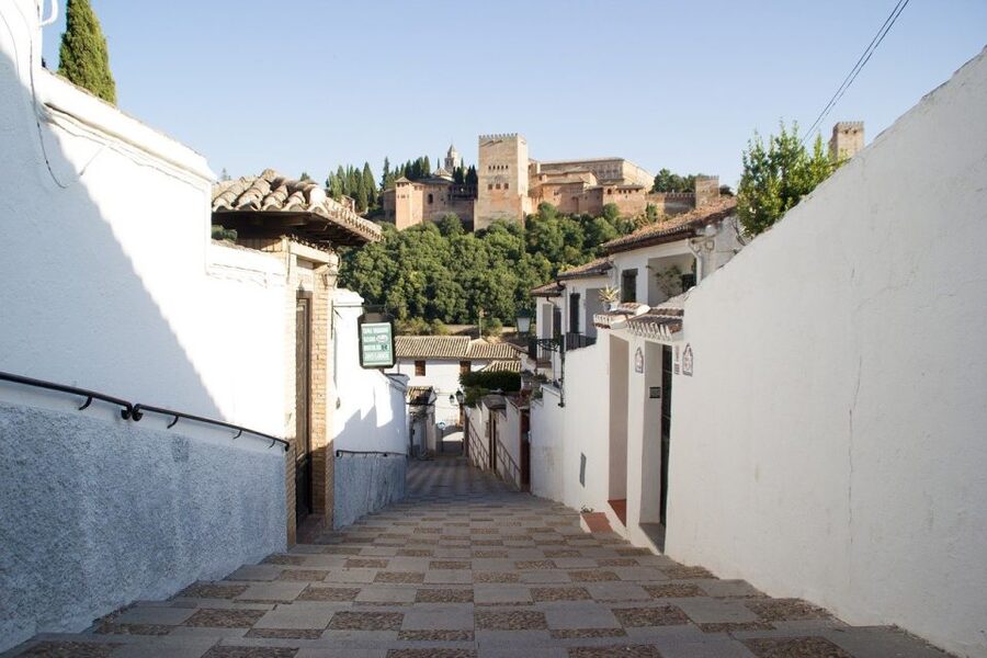 Granada: Albaicín & Sacromonte Walking Tour & Flamenco Show - Guides and the human side of Granada
