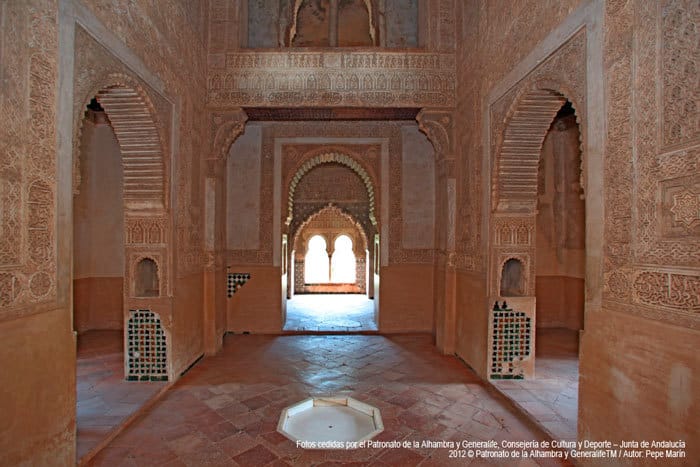 Granada: Alhambra Guided Tour and Flamenco Show - Transport is the part to clarify in advance