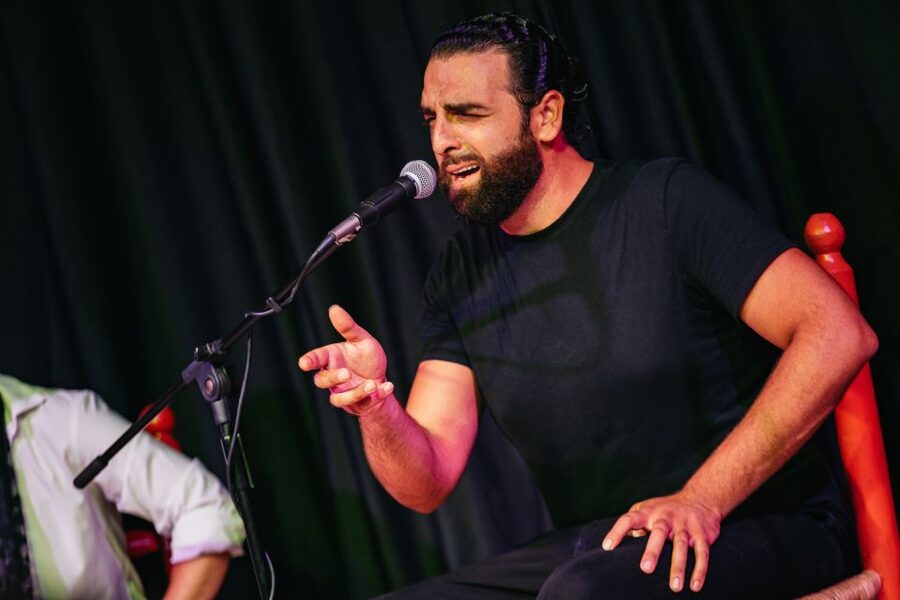 Granada: Flamenco Show in La Alboreá - The first minutes: guitar, voice, and controlled movement