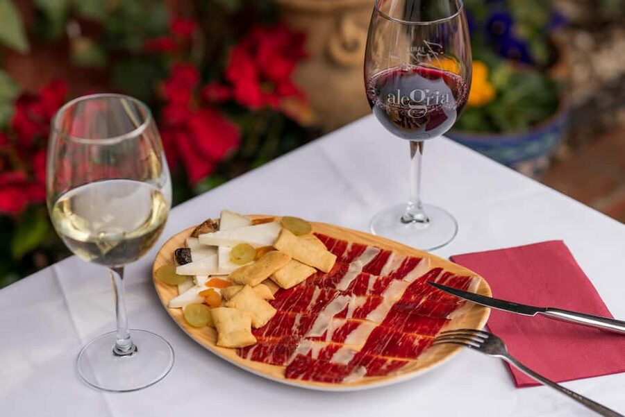 Granada: Flamenco Show with Dinner at Jardines de Zoraya - Who should book this experience?
