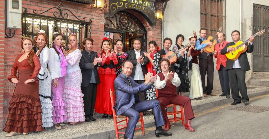 Granada: Sacromonte Caves Flamenco Show with Dinner - A one-hour evening built around flamenco