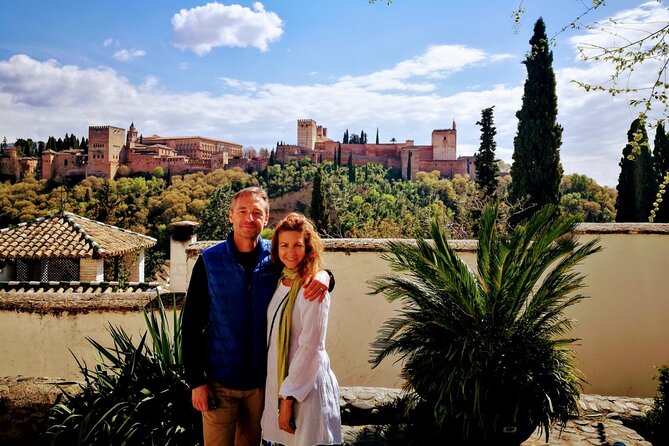 Granada Tapas Trail & Gypsy Flamenco Show - Reaching Sacromonte and the cave performance