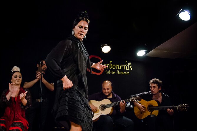 Las Carboneras Tablao Flamenco with Drink - A one-hour show with seven working artists