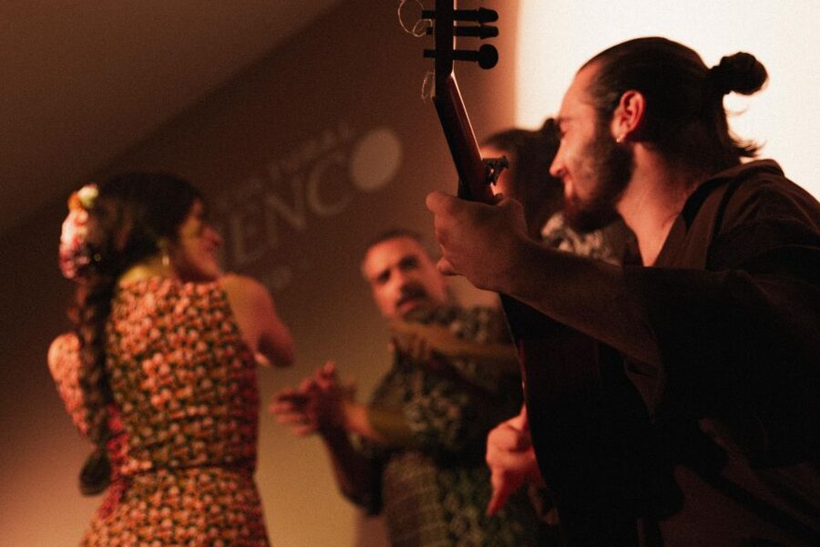 Madrid: 1-Hour Traditional Flamenco Show at Centro Cultural - The guitar and singing deserve your attention