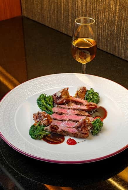 Madrid: Authentic Flamenco at Flamenco de Leones - The pre-show meal and early performance moments