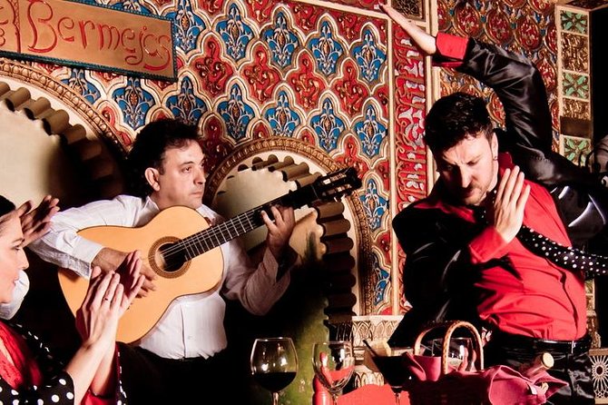 Madrid: Flamenco Show with Tapas or Drink in Tablao Las Tablas - Entering the compact L-shaped room