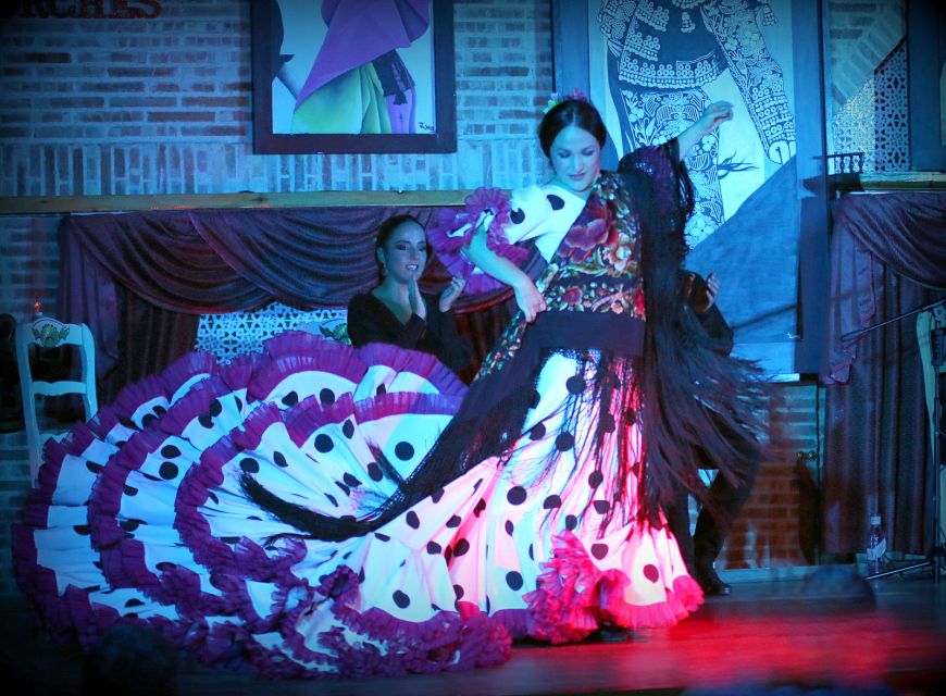 Madrid: Los Porches Flamenco Show with Tapas and Wine Ticket - Arriving at a three-stage tablao