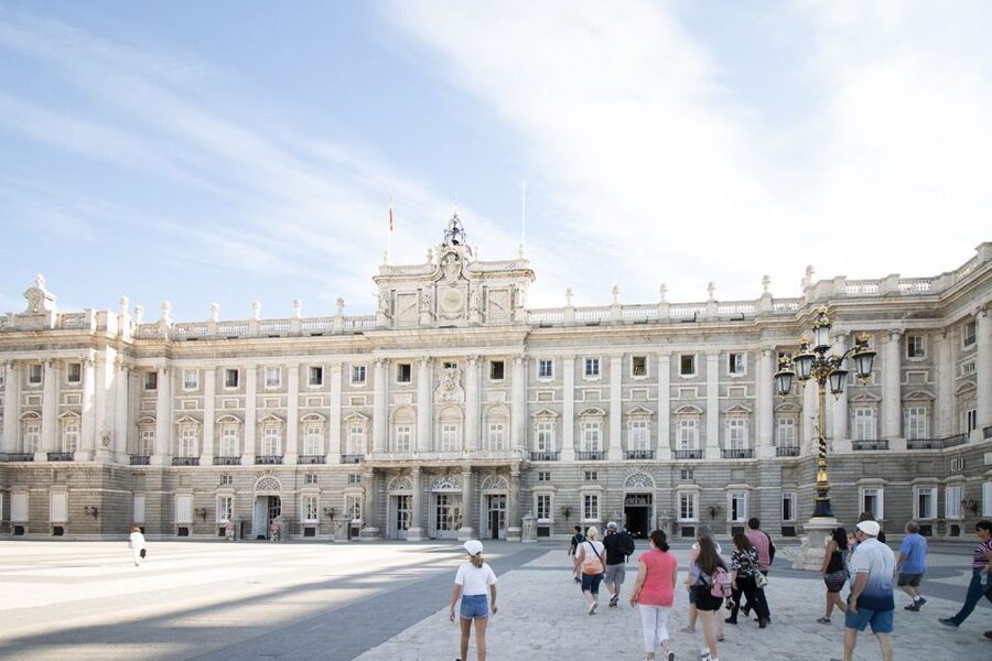 Madrid: Royal Palace Tour, Flamenco Show, & Tapas with Drink - The long pause between the palace and the show