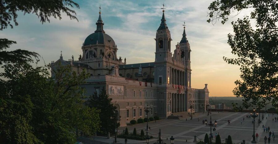 Madrid: Sunset Walking Tour with Optional Flamenco Show - Choosing the flamenco option