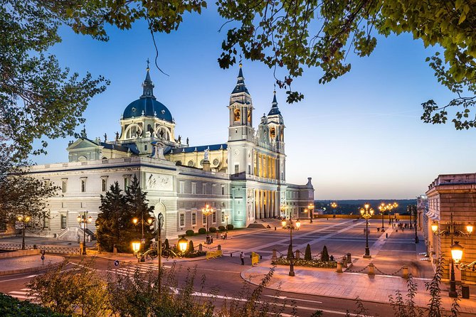 Madrid Sunset Walking Tour with Optional Flamenco Show and Dinner - Gran Vía, Madrid’s showpiece street
