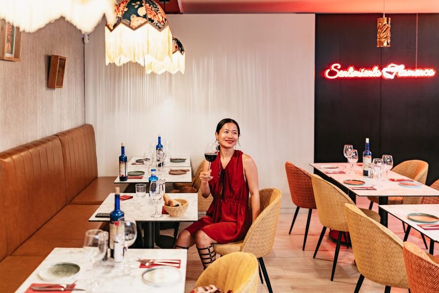 Málaga: Live Flamenco Show at Flamenco Alegría - Ordering tapas and drinks before the music