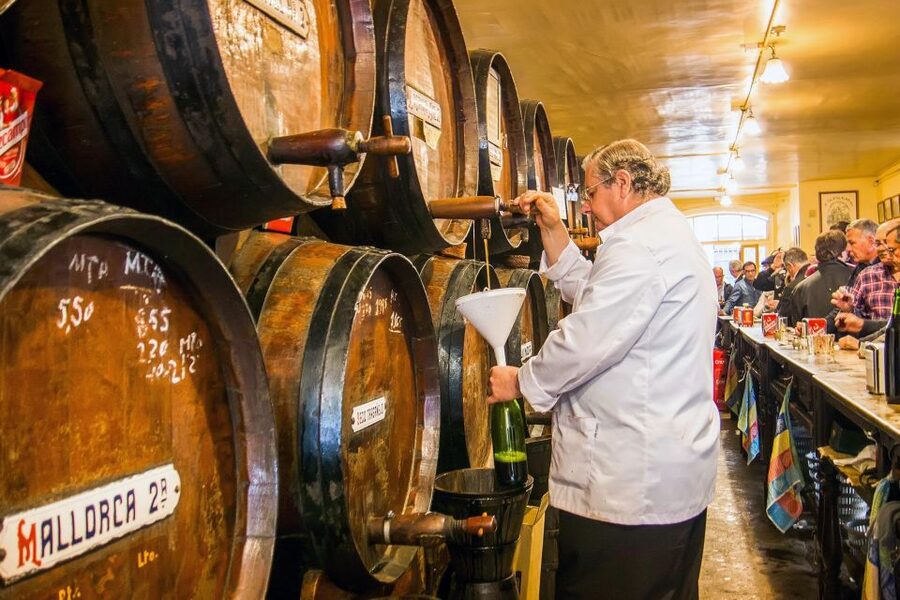 Malaga: PREMIUM TAPAS TOUR Paella, Tapas, Winery & Flamenco - What the guiding adds
