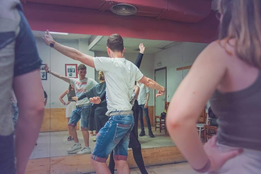Sevilla: Flamenco Class Experience - Your first flamenco steps in the studio