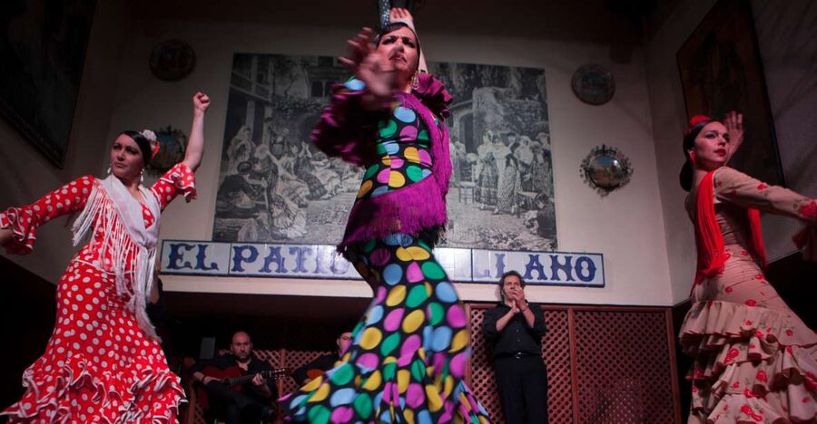Seville: El Patio Sevillano Flamenco Show Ticket & Dinner - What happens inside El Patio Sevillano