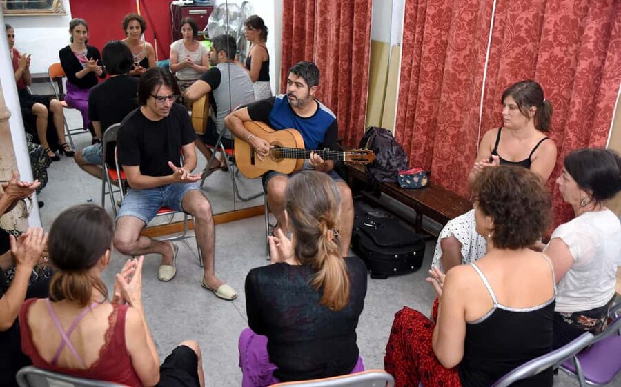 Seville: Flamenco Hand Clapping Workshop with Dancer - Meeting Eva at the central studio