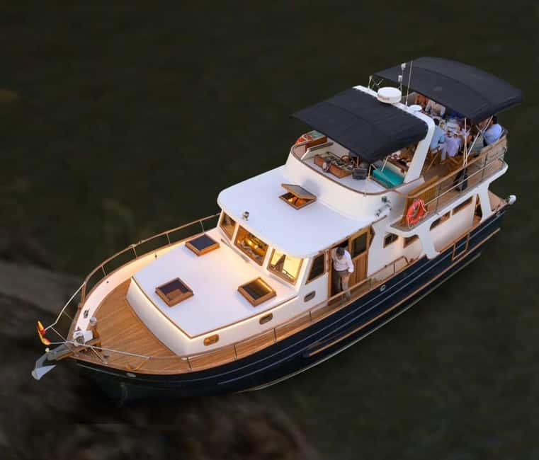 Seville: Flamenco life music Yacht Cruise, Tapas & Drinks - Inside the Yacht or Up on the Flybridge