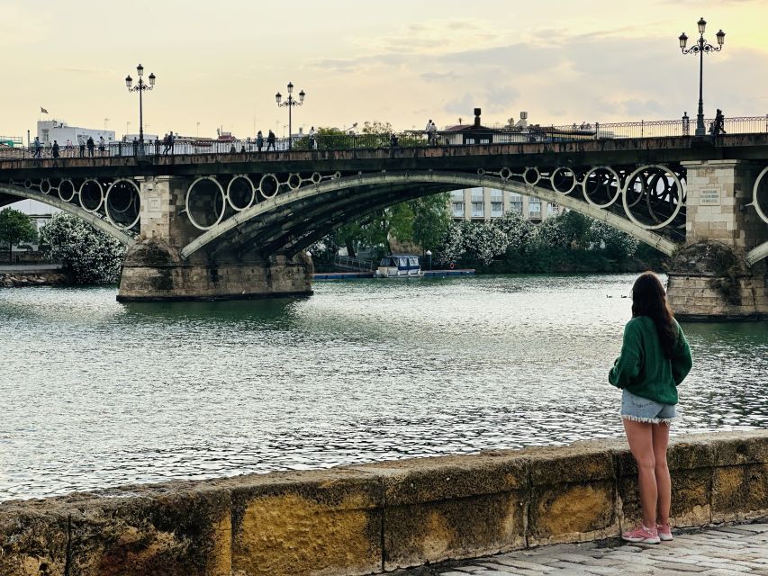 Seville FullDay Tour: Alcázar, Cathedral + Triana & Flamenco - Santa Cruz before the royal palace