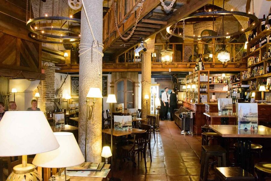 Seville: Tapas Dinner and Flamenco Show - Starting at Petit Comite in the Arenal quarter