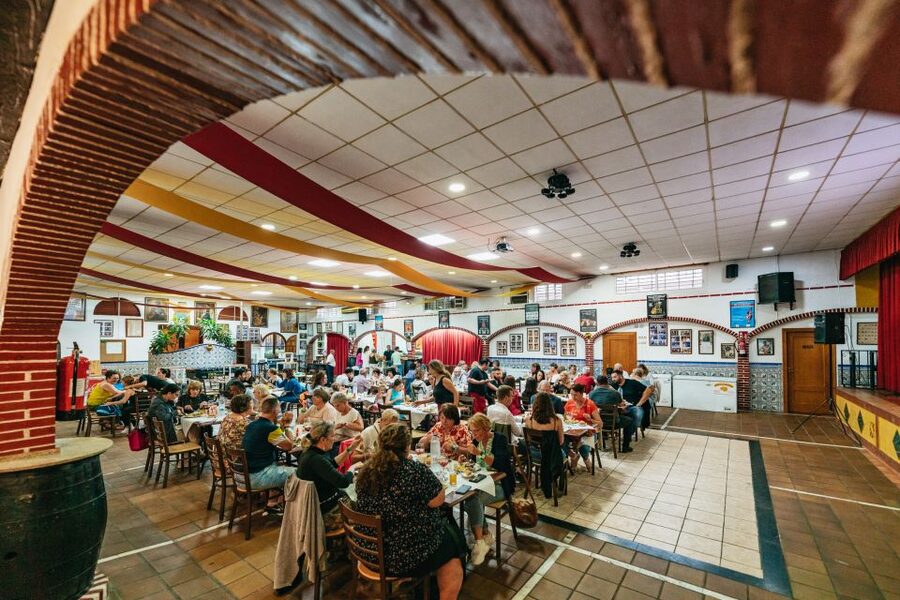 Torremolinos: Flamenco Show with Dinner and Drinks - The music creates the bridge to the performance