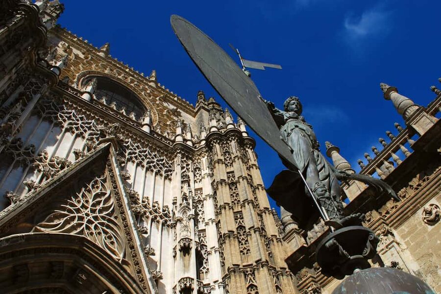 Unforgettable Seville: Tour of Seville and the Jewish Quarter + Flamenco Show - Patio de Banderas and the Alcázar surroundings