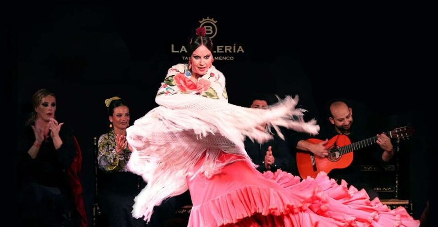 Valencia: Flamenco Show with Dinner at La Bulería - Entering La Bulería’s intimate flamenco room