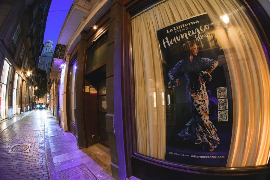 Valencia: La Linterna Flamenco Show - A small room with real advantages and limits